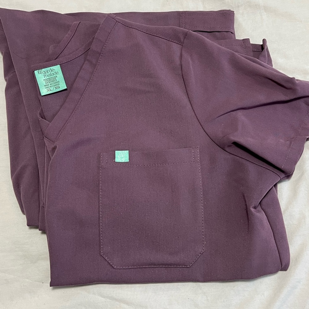 ** SOLD ** Garde-Malade Scrub set